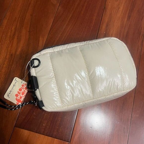 Free People Movement High Peak Convertible Quilted Pouch in Cream NWT - Picture 4 of 6